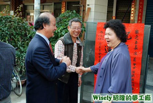 高雄市長陳菊和阿嵐的大舅舅握手