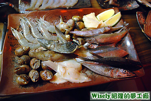 胡椒鳳螺、鹽烤鮮蝦、椒鹽鮭魚腹鰭、曼波魚片、帶卵柳葉魚、椒鹽文蛤、味付鮑魚片等