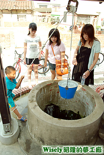 殷琦龍示範汲水