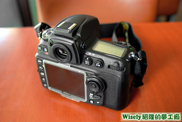 D700背側面