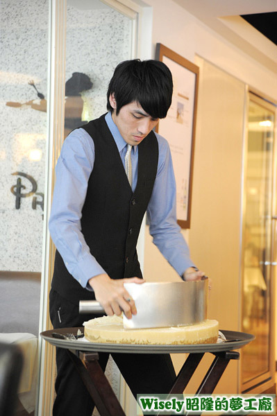 服務生現刨帕瑪森起司(Grana Padano) 服務生現刨帕瑪森起司(Grana Padano)
