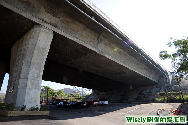 中二高橋下停車場