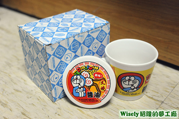 洪瑋送的Doraemon杯麵造型杯蓋組
