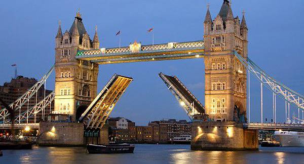 tower-bridge-london-england_main.jpg