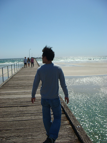 Chris走在Rye pier