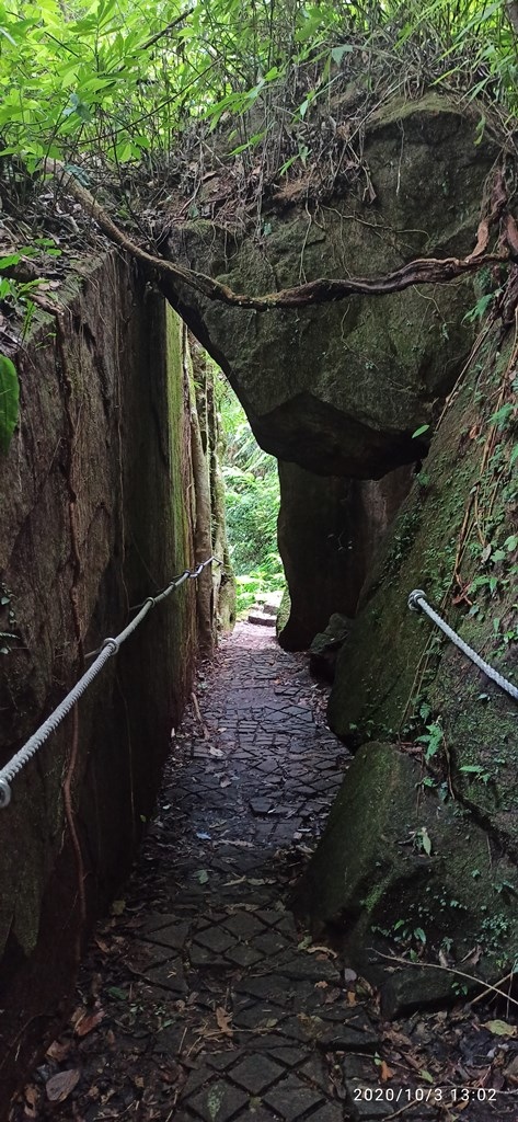 2020-1003 五指山 一線天02.jpg 2020-1003 五指山 一線天02.jpg