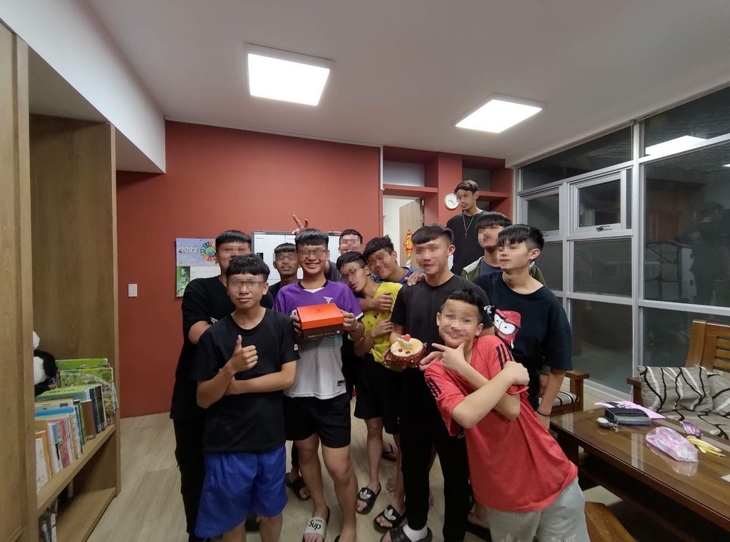 張秀菊社會福利基金會每一位領到蛋糕的孩童,都微笑漾開.jpeg 張秀菊社會福利基金會每一位領到蛋糕的孩童,都微笑漾開.jpeg