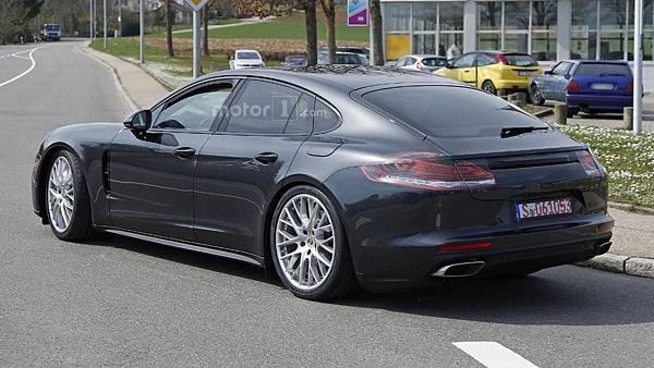 2017-porsche-panamera-spy-photo (1).jpg