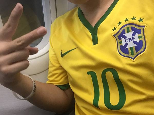 穿著剛拿到金牌的巴西球衣上飛機