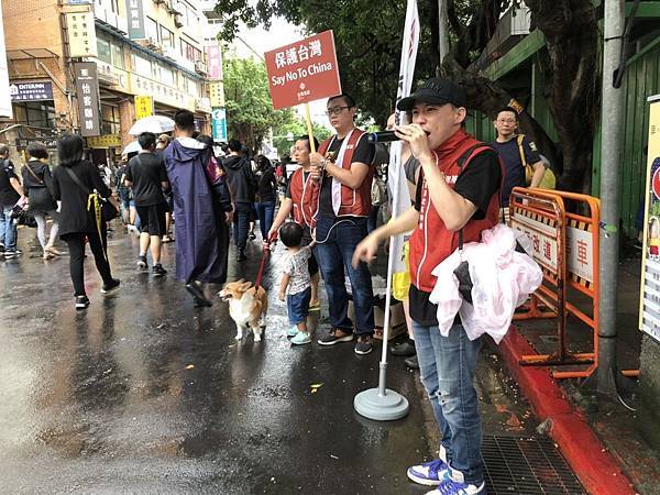 這場遊行,主要是要聲援持續三個多月的香港反送中運動,透過國際力量,支持香港民眾,向中共政權施壓。今天下午到晚上,我們到台北遊行的現場參與觀察。以下是我們對這場遊行的重點報導。 1. 深度訪談紀要(之後會在影片中呈現給大家)● 基進黨台北黨部青年
