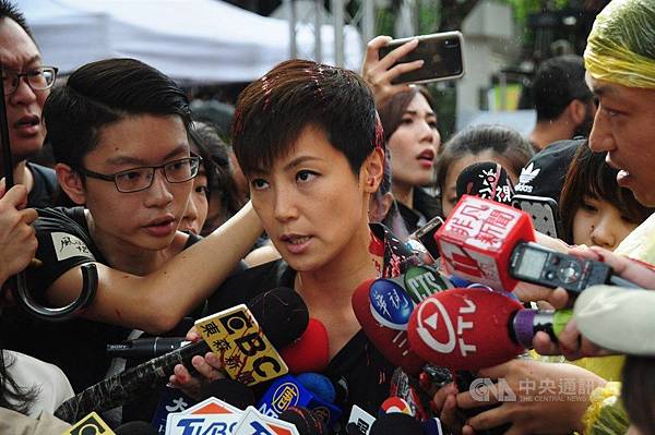 ● 現場發生的事情(1) 香港歌手何韻詩於接受媒體採訪時,受到不同立場民眾潑漆。(2)晚會於六點開始,在濟南路前,傍陀大雨中開始舉行。 文:廖斌洲