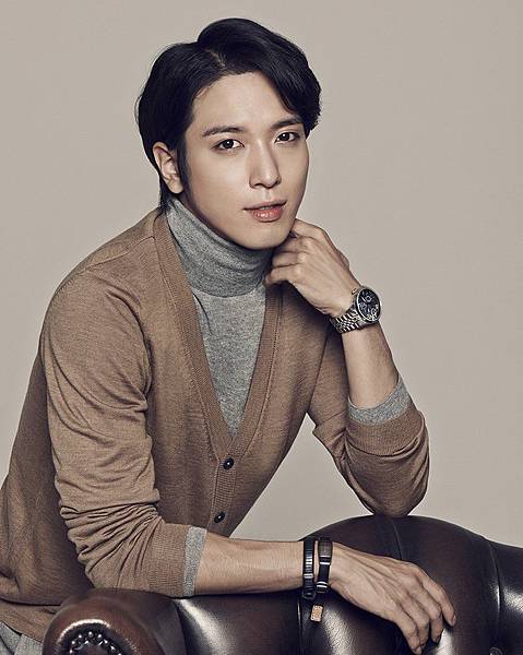 The December issue (to be published on 11/20) of the men’s magazine “GQ” will reveal the holiday photoshoot for Fossil! Go check out Yong Hwa and Min Hyuk’s attractive warm smile : )