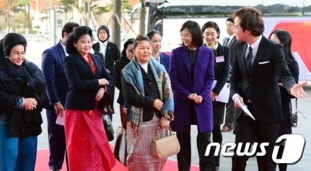 12日，在釜山海云台区永殿堂“2014年 韩·东盟特别首脑会议”参加国的夫人们受到了韩流明星演员#张根硕#迎接。[偷乐]
