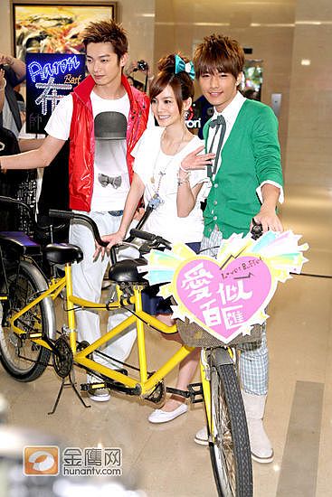 「愛似百匯」辰亦儒、曾之喬、炎亞綸
