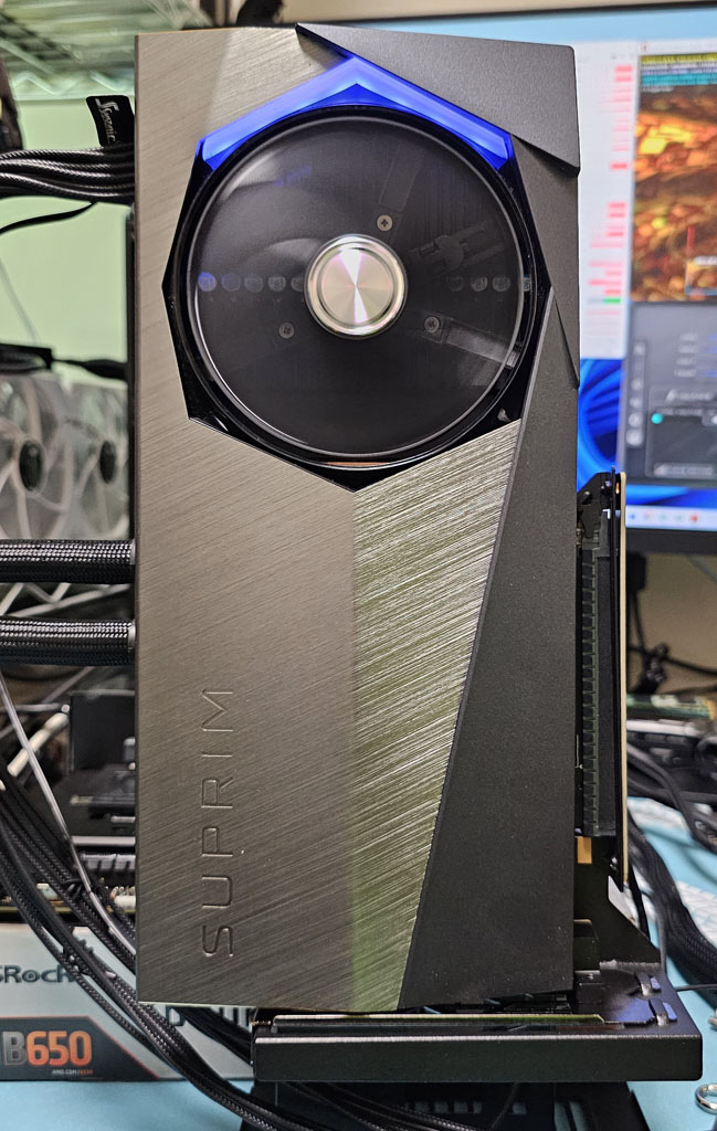 不同散熱方案GEFORCE RTX 4090顯示卡安裝方向對