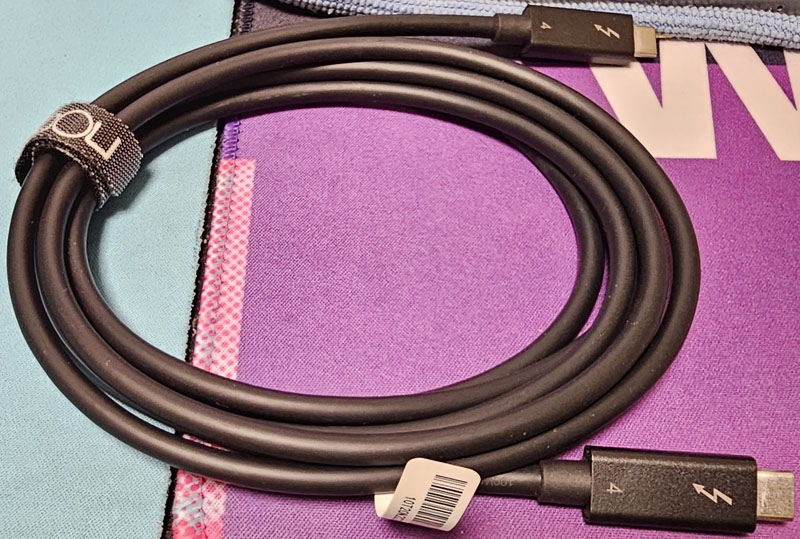 Apple iPhone 15 PRO搭配USB-C to 