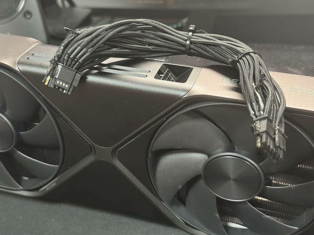 NVIDIA GEFORCE RTX 5090 FE創始版燒