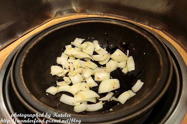 【饗宴石頭火鍋(吉林店)】台北中山區美食,近捷運行天宮 ★ 美味湯頭的秘訣在於爆香 【饗宴石頭火鍋(吉林店)】台北中山區美食,近捷運行天宮 ★ 美味湯頭的秘訣在於爆香