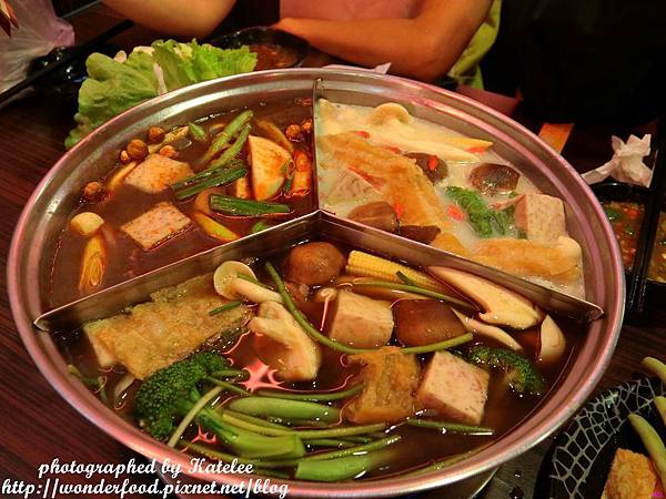 【雍殿鴛鴦麻辣鍋】桃園中壢必吃頂級麻辣鍋 ★ 中藥熬煮湯頭、安格斯黑牛、百威啤酒、莫凡彼冰淇淋、海鮮肉類吃到飽 【雍殿鴛鴦麻辣鍋】桃園中壢必吃頂級麻辣鍋 ★ 中藥熬煮湯頭、安格斯黑牛、百威啤酒、莫凡彼冰淇淋、海鮮肉類吃到飽