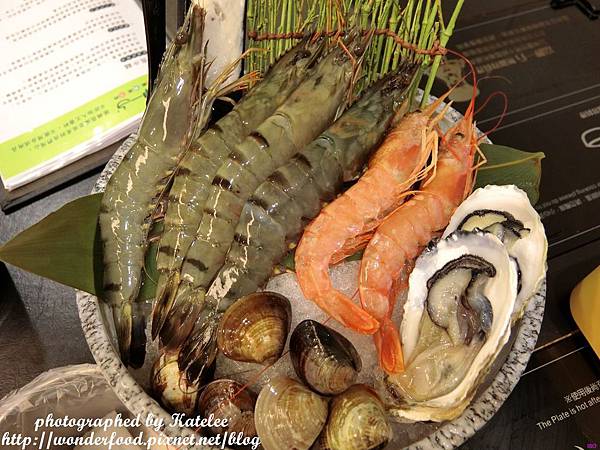 【富呷一方(板橋新埔店)】創意火鍋蒸涮燜燒一鍋四吃。野生大草蝦海鮮雙人套餐 ★ 吃火鍋順便動動腦 【富呷一方(板橋新埔店)】創意火鍋蒸涮燜燒一鍋四吃。野生大草蝦海鮮雙人套餐 ★ 吃火鍋順便動動腦
