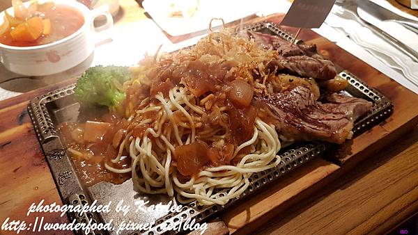 【赤鬼炙燒牛排(逢甲店)】漲幅很大的台中夜市平價牛排 ★ 最愛羅宋湯和玉米濃湯 【赤鬼炙燒牛排(逢甲店)】漲幅很大的台中夜市平價牛排 ★ 最愛羅宋湯和玉米濃湯