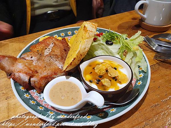 [食記] 新北 新莊早午餐 牆角咖啡(寵物友善)