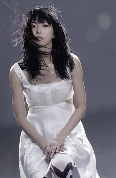 孫燕姿穿春裝露腰展露女人味.jpg 孫燕姿穿春裝露腰展露女人味.jpg