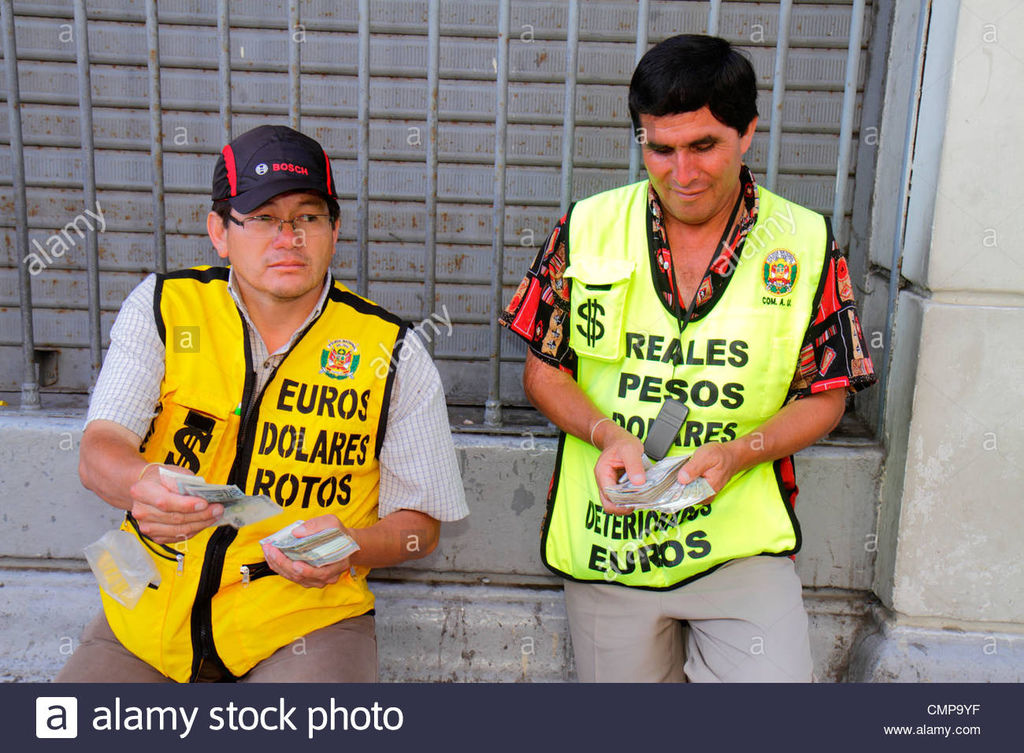 lima-peru-jiron-de-la-union-money-changer-currency-exchange-business-CMP9YF.jpg