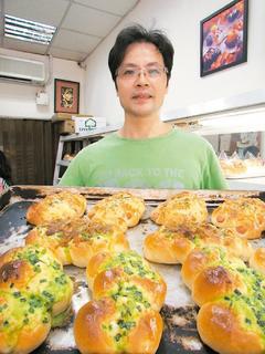 默默送麵包 貧童的口福是他的幸福(新聞分享) 默默送麵包 貧童的口福是他的幸福(新聞分享)