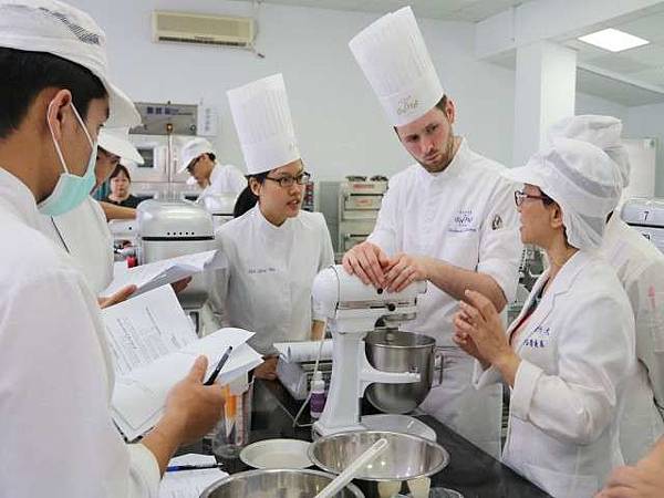 首度外派師資授課 弘光與法國烘焙廚藝學院技術交流(新聞分享) 首度外派師資授課 弘光與法國烘焙廚藝學院技術交流(新聞分享)