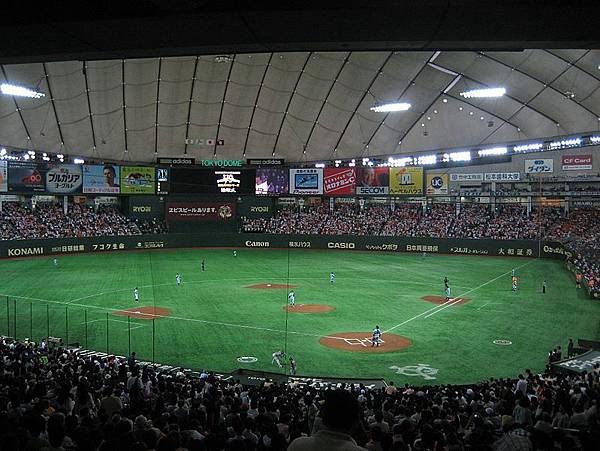 799px-TokyoDome_GiantsFighters