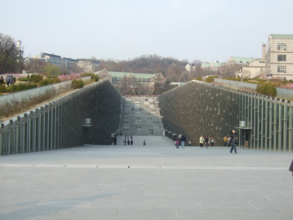 這設計很有趣，設計個凹型建築，有圖書館等