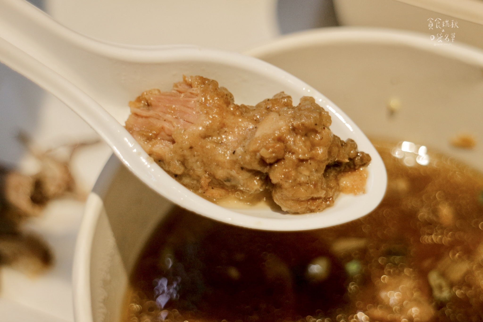 台中西區｜向上市場在地傳承25年好味道！香酥溫體雞腿、排骨酥