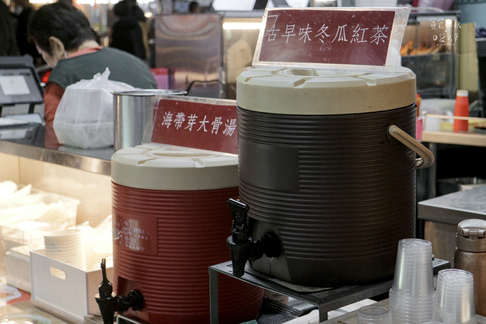 台中西區｜向上市場在地傳承25年好味道！香酥溫體雞腿、排骨酥