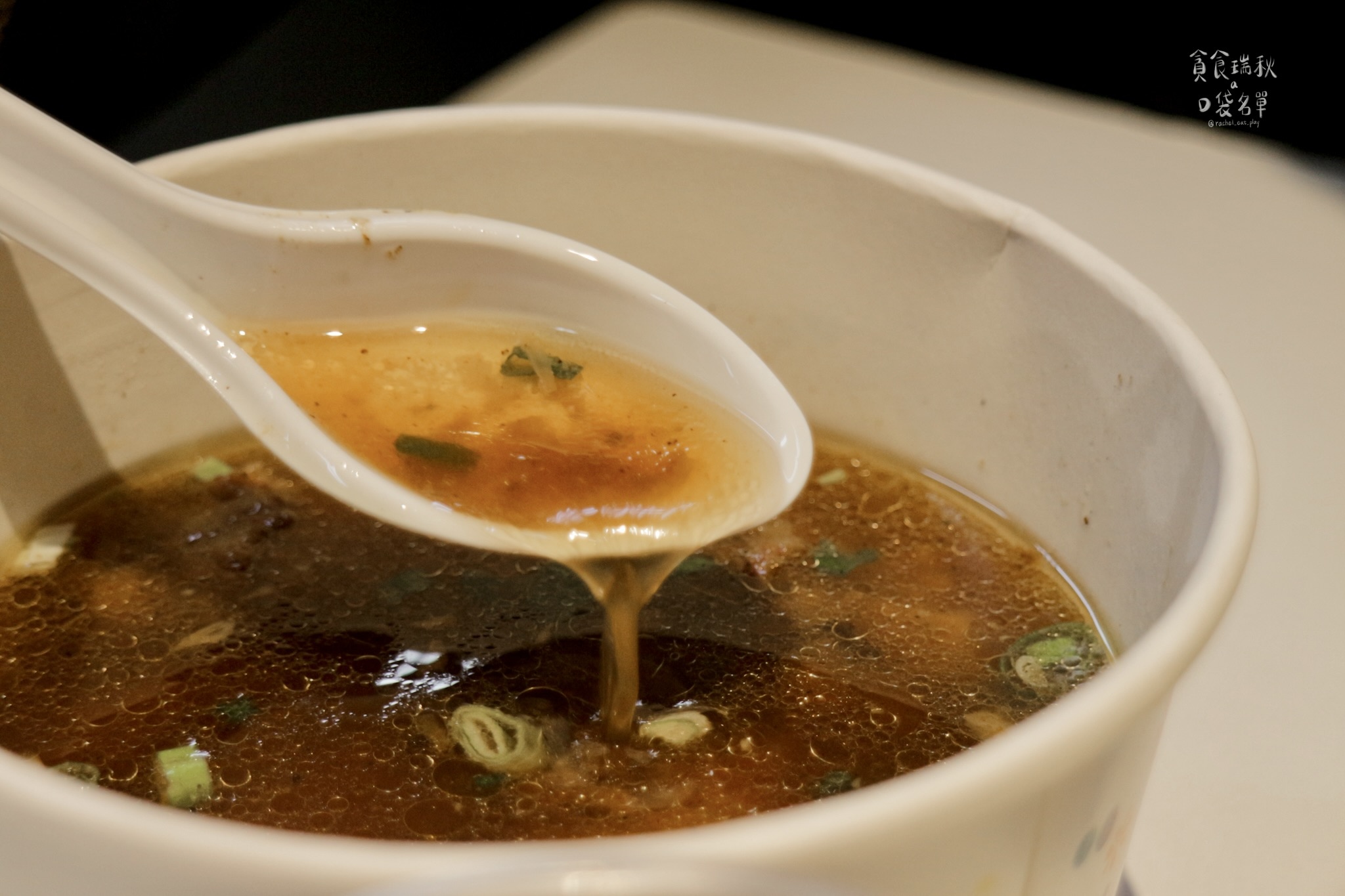 台中西區｜向上市場在地傳承25年好味道！香酥溫體雞腿、排骨酥