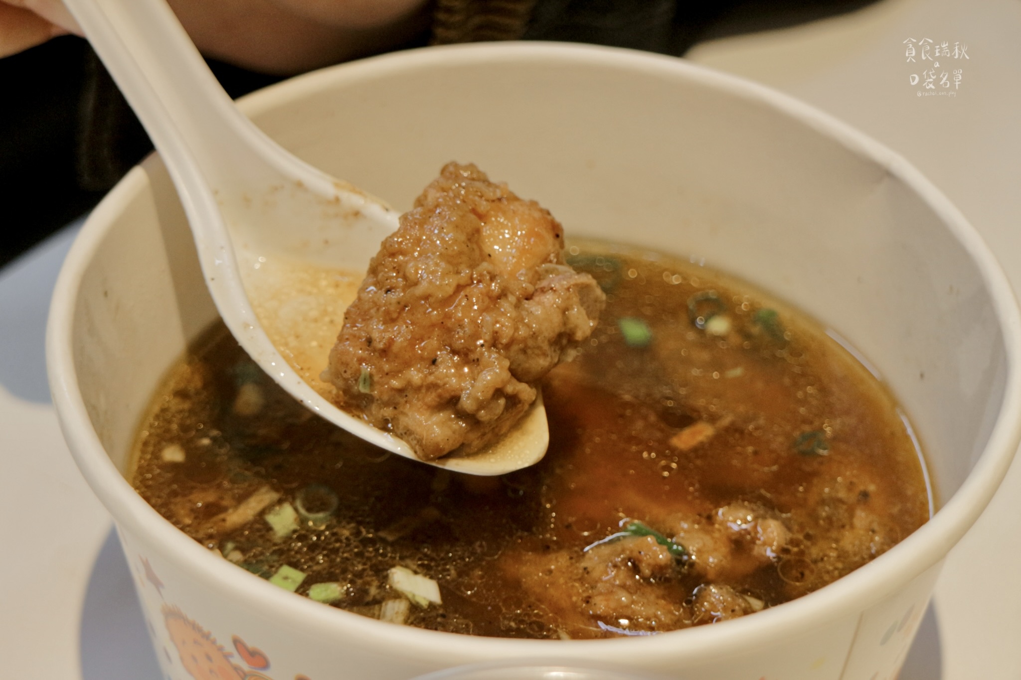 台中西區｜向上市場在地傳承25年好味道！香酥溫體雞腿、排骨酥