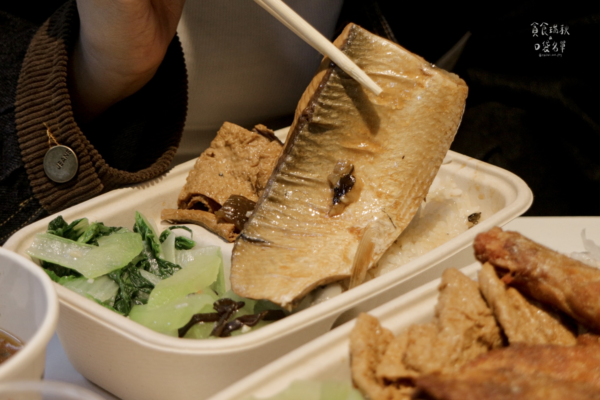 台中西區｜向上市場在地傳承25年好味道！香酥溫體雞腿、排骨酥