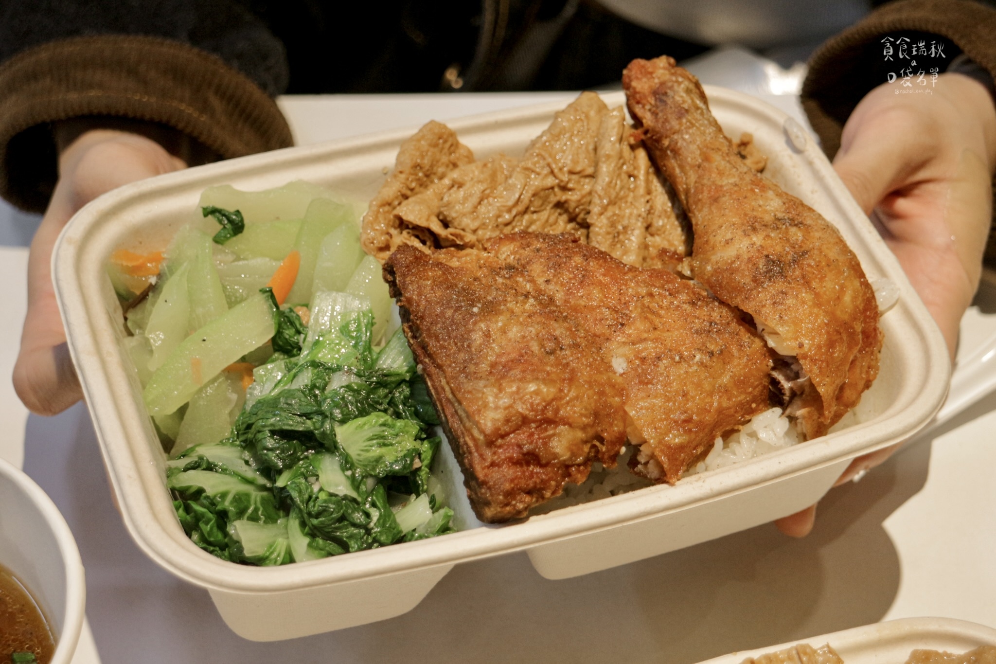 台中西區｜向上市場在地傳承25年好味道！香酥溫體雞腿、排骨酥