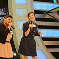 主持人陶晶瑩更帶著邱蘊儀一起合唱