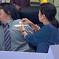 小玲老師餵食小胖老師榴槤