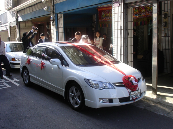 新郎新娘上車囉~!