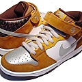 Nike Dunk Mid SB 音樂系列之 FENDER BASS 3M銀勾.jpg