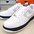 NIKE Air Force 25周年 08年超級新款 白黑針孔 時尚達人必備唷  1.jpg