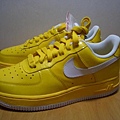 NIKE AIR FORCE 1 黃底白勾 海綿寶寶配色.JPG