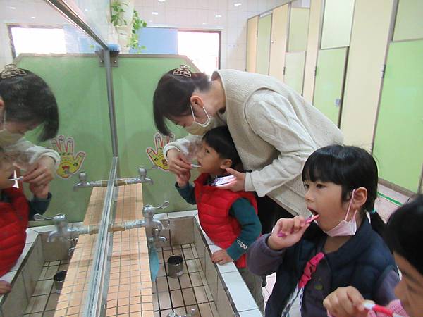 護理師阿姨協助刷刷牙~ 護理師阿姨協助刷刷牙~