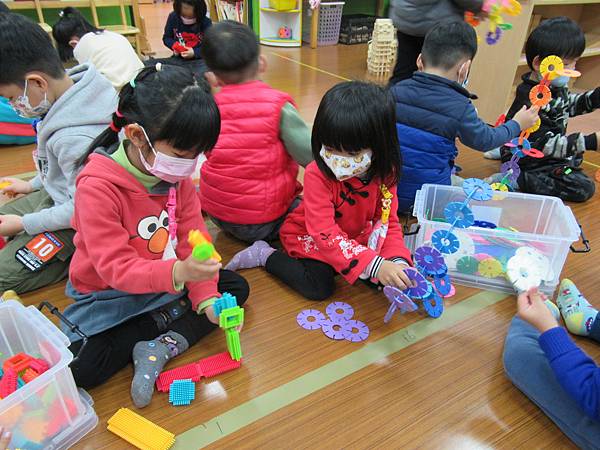 鬃毛積木和雪花片組裝恐龍