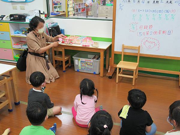 老師講解康乃馨捏塑~ 老師講解康乃馨捏塑~