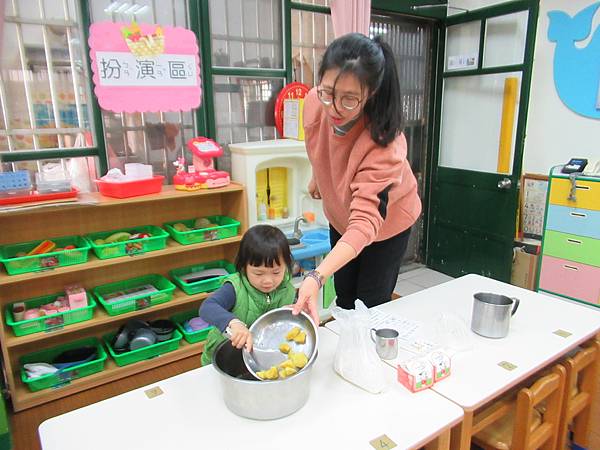 放蒸好的地瓜塊