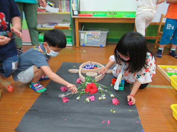 增加一點不同顏色的花~