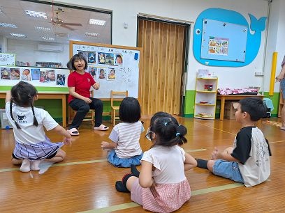 我長大了。孩子從自己的嬰兒照片發現和現在的自己很不一樣~